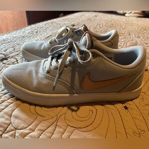 Nike SB Check Solarsoft Canvas Gray/Gold women’s Sz 7.5